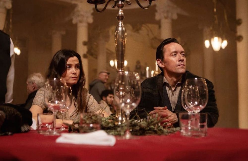 “El cadáver” en Netflix: conozcan a los padres más inútiles del posapocalipsis