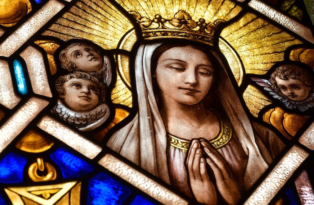 Vitral del Camarín de la Virgen de María Auxiliadora de Rodeo del Medio en Maipú, realizado por el artista español Antonio Estruch. / Foto: Orlando Pelichotti. / Archivo Los Andes