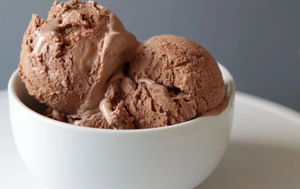 La clave de esta receta está en el batido lento y el enfriado controlado, que ayudan a mantener el helado aireado y parejo.