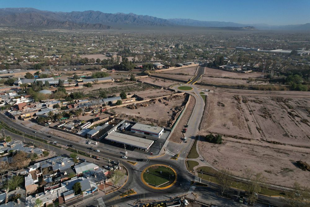 La nueva traza vial que conecta el Carril Mathus Hoyos con calle Mitre y que, a través de un nuevo puente sobre el canal Cacique Guaymallén, permite una vinculación directa con la Costanera Norte, en Las Heras