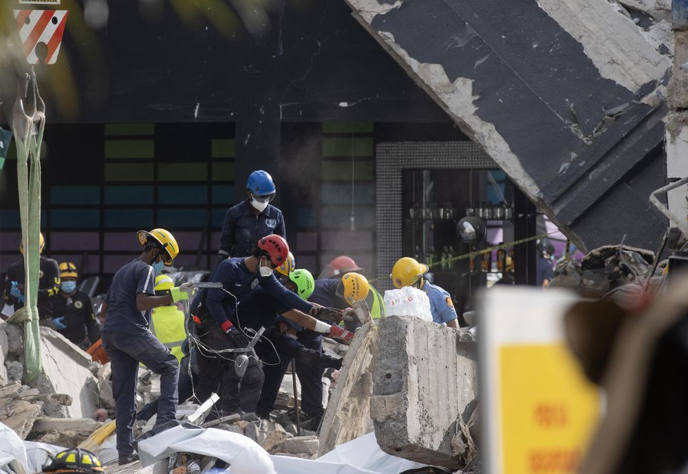 Equipos de rescate trabajan en la búsqueda de víctimas al interior de la discoteca Jet Set este miércoles, en Santo Domingo (República Dominicana). 