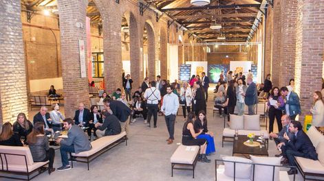 Guarda 14 | Varios invitados a la Gala de premiación del tercer Concurso Nacional de Vinos y Espirituosas de Guarda 14 llegaron temprano al Espacio Arizu para no perderse nada de lo que había pensado para la noche. Foto: Gentileza