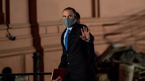 Los Andes | El ministro de Economía, Martín Guzmán, sale de la Casa Rosada. La versión del acuerdo hizo subir las acciones de empresas argentinas y bajar el riesgo país.