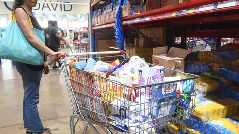 una familia “familia promedio/típica/representativa mendocina” necesitó el último mes $252.900 para no sentirse en “niveles de pobreza”, y abonar los gastos de alquiler, comida, educación y vestimenta, entre otros. Foto: José Gutiérrez / Los Andes