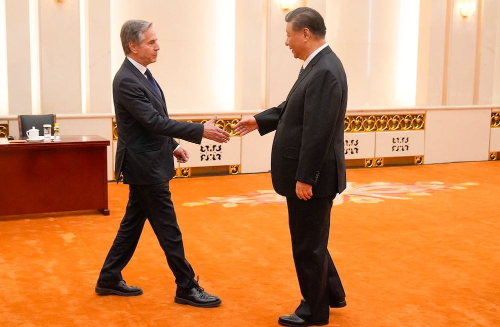 El secretario de Estado de Estados Unidos, Antony Blinken, saluda al presidente de China, Xi Jinping, en el Gran Salón del Pueblo, el 26 de abril de 2024, en Beijing, China. (AP Foto/Mark Schiefelbein, Pool)