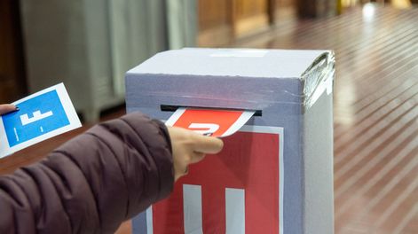 Con el cierre de listas cada vez más cerca, el Interclaustro debate entre reelección y renovación, y el frente opositor ADN Universidad intenta ordenar una interna cargada de nombres.