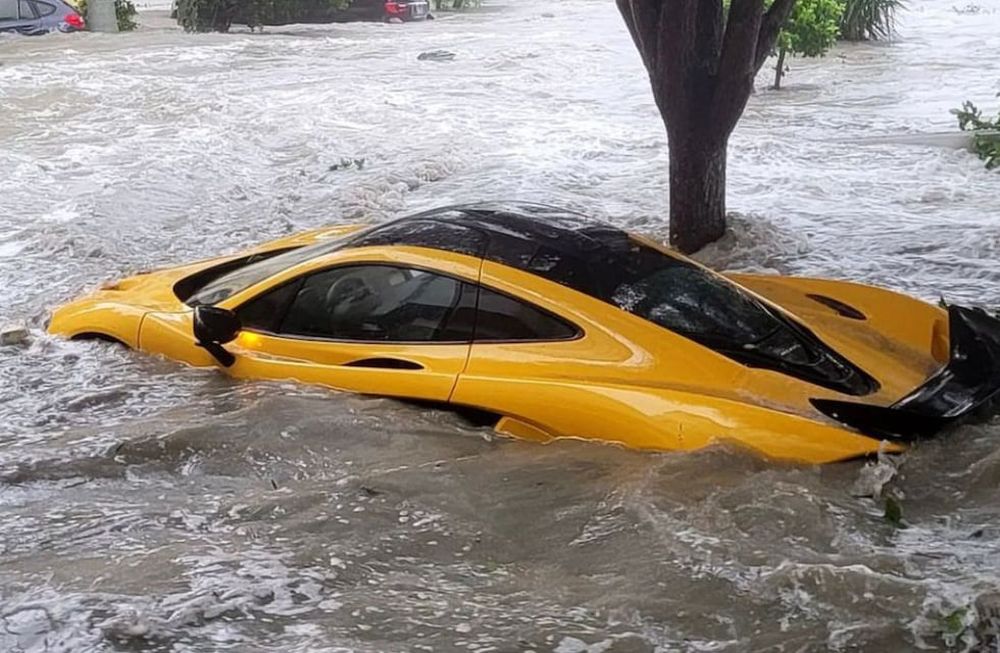 El torrente de agua no solo hizo flotar el vehículo del suelo, sino que también lo hicieron atravesar la puerta cerrada del garaje. Foto: Web