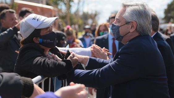 El presidente Alberto Fernández dialogando con vecinos en el marco de la recorrida por la avenida República Argentina, al dejar inauguradas obras de mejoramiento de esta arteria, en el municipio de Almirante Brown, junto al intendente Mariano Cascallares. (Presidencia)
