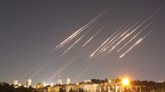 Una imagen muestra misiles balísticos sobre Jerusalén, el 14 de junio de 2025. El ejército de Israel ha identificado misiles lanzados desde Irán hacia el territorio de Israel en represalia tras los ataques aéreos nocturnos contra objetivos iraníes.