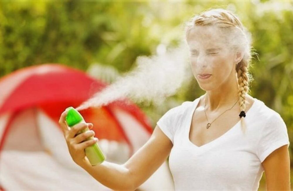 Al momento de aplicarnos repelente, se desaconseja rociarlo directamente sobre la cara; mejor hacerlo sobre las manos, frotándolas luego y aplicando el producto que queda sobre el rostro.