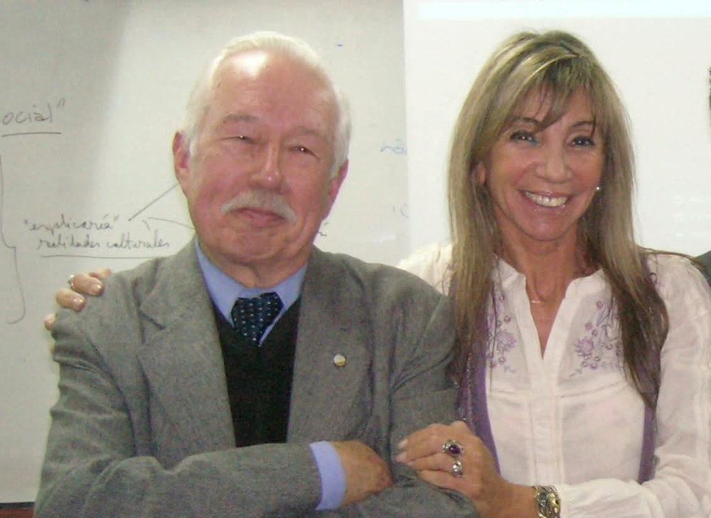 El doctor Cristian Buchrucker junto a la autora de la nota en su homenaje, María Carolina Ferraris.