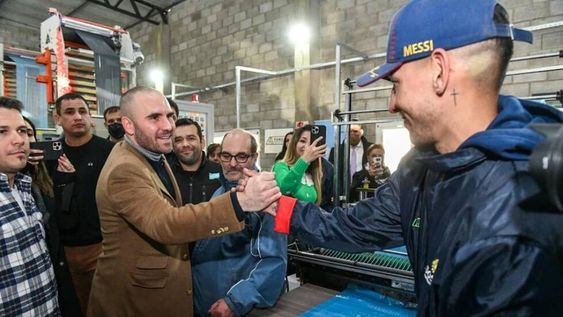 El ministro de Economía, Martín Guzmán, y su par de Desarrollo Social, Juan Zabaleta, realizaron el martes una visita a la Federación Unión Nacional de Cooperativas Argentinas de Trabajo (FUNCAT), ubicada en el partido bonaerense de Almirante Brown.