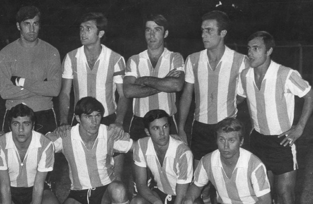 Imagen de integrantes de la Selección Argentina, cuando jugaron en el Feliciano Gambarte. Entre ellos, Perfumo, Brindisi, Fischer, Veglio y Pinino Mas.