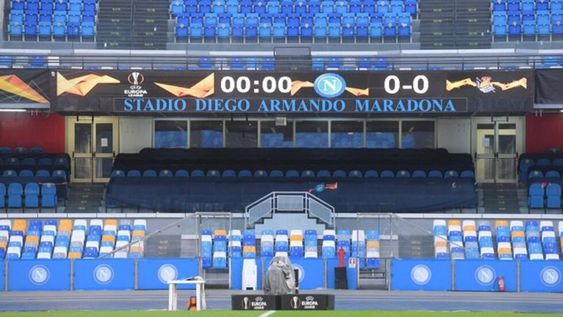 El estadio lleva el nombre del máximo ídolo argentino y napolitano.