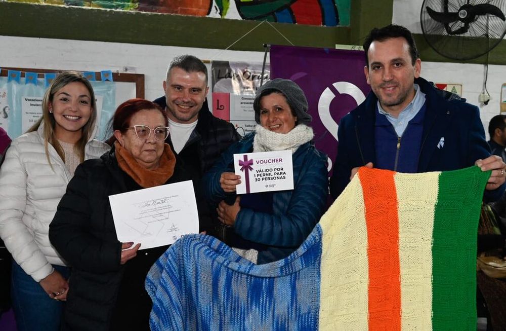 Solidaridad en acción: Godoy Cruz junto a centros de jubilados entregaron más 400 mantas, juegos y camas pequeñas. Foto: Prensa Godoy Cruz