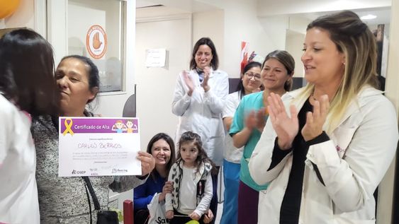 ¡un triunfo que ilumina! carlos berrios, de 9 anos, celebra el alta oncologica en el hospital fleming