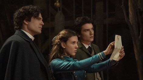 Los Andes | Henry Cavill como Sherlock Holmes, Millie Bobby Brown como Enola Holmes y Louis Partridge como Tewkesbury son parte del eficaz elenco de Enola Holmes 2 (foto: Alex Bailey/Netflix © 2022)