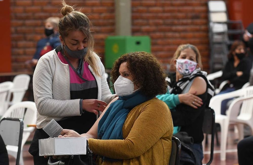 Profesionales del area de salud de Junín, en una jornada de vacunación contra el covid 19 en el polideportivo Nº 1 del departamento de JunínEstefania en el momento de colocar la vacuna