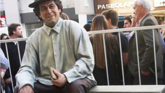 Minguito ya tiene su estatua en calle Corrientes