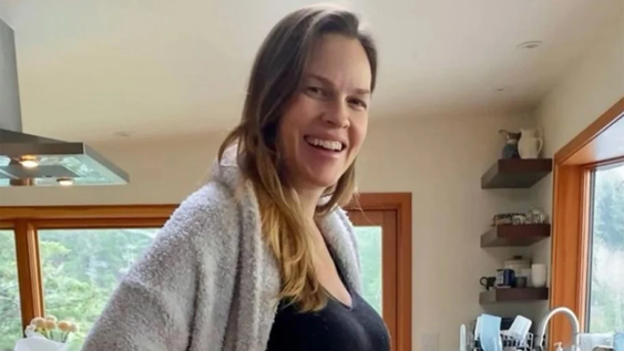Hilary Swank será mamá a los 52 años: el original video con el que anunció su tercer embarazo