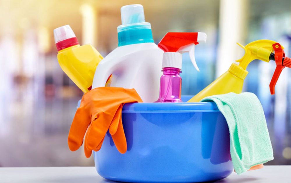 Los desinfectantes y sanitizantes nunca deben mezclarse como productos de limpieza porque pueden generar sustancias peligrosas para la salud.