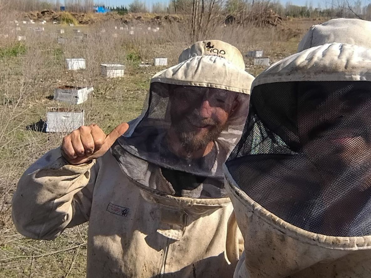 Ignacio y Mariano Vicente durante una jornada de trabajo. Los hermanos continúan la apicultura que su padre inició en los años 80 en Tunuyán.