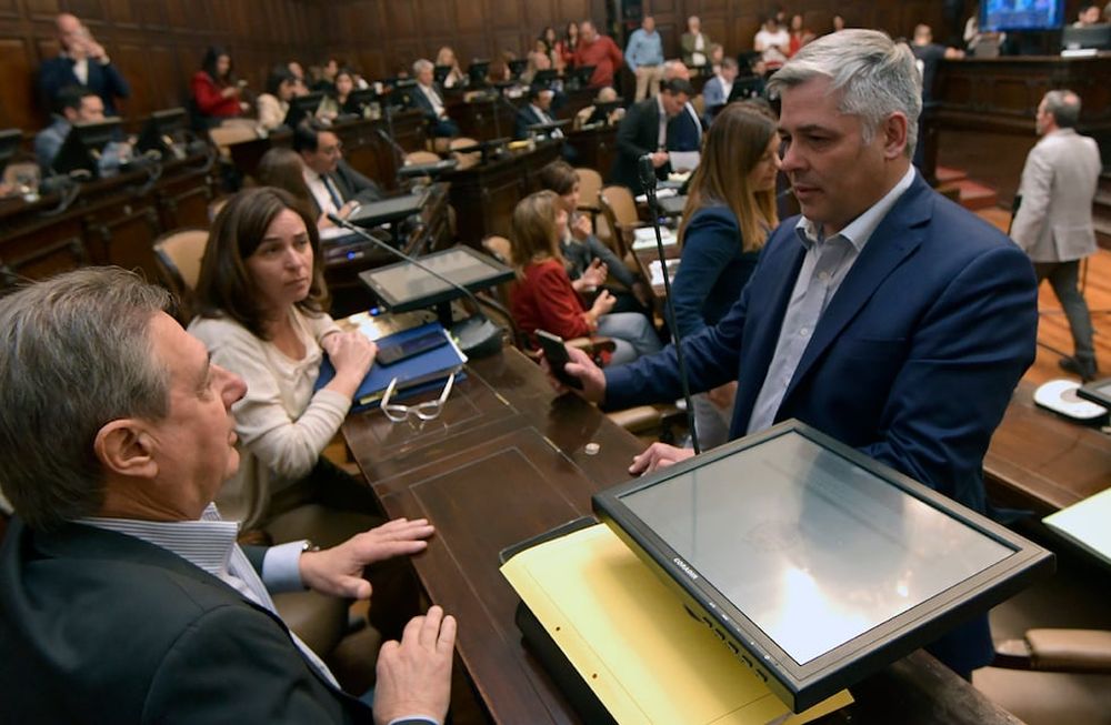 El peronismo dio los votos para aprobar endeudamiento para obras. En la foto, Omar Félix (sentado) y Germán Gómez.Orlando Pelichotti / Los Andes
