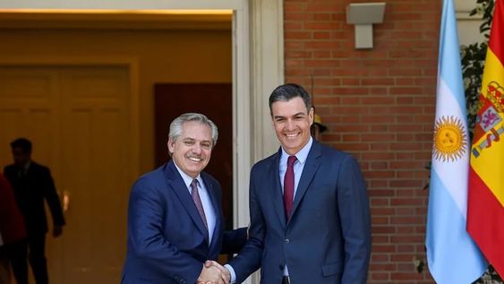 El presidente Alberto Fernández podría convertirse, al final de su mandato, en asesor de su colega de España, Pedro Sánchez. Gentileza: Diario Río Negro.