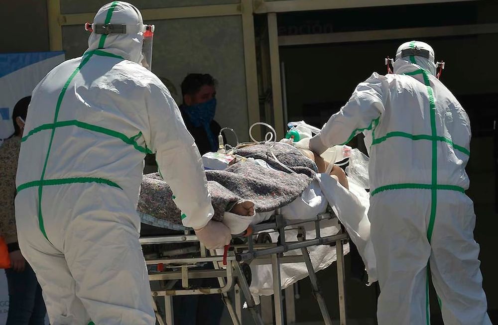 Trasladan a pacientes graves portadores de Covid 19 positivo en el  Hospital Central. Foto: Orlando Pelichotti/ Los Andes