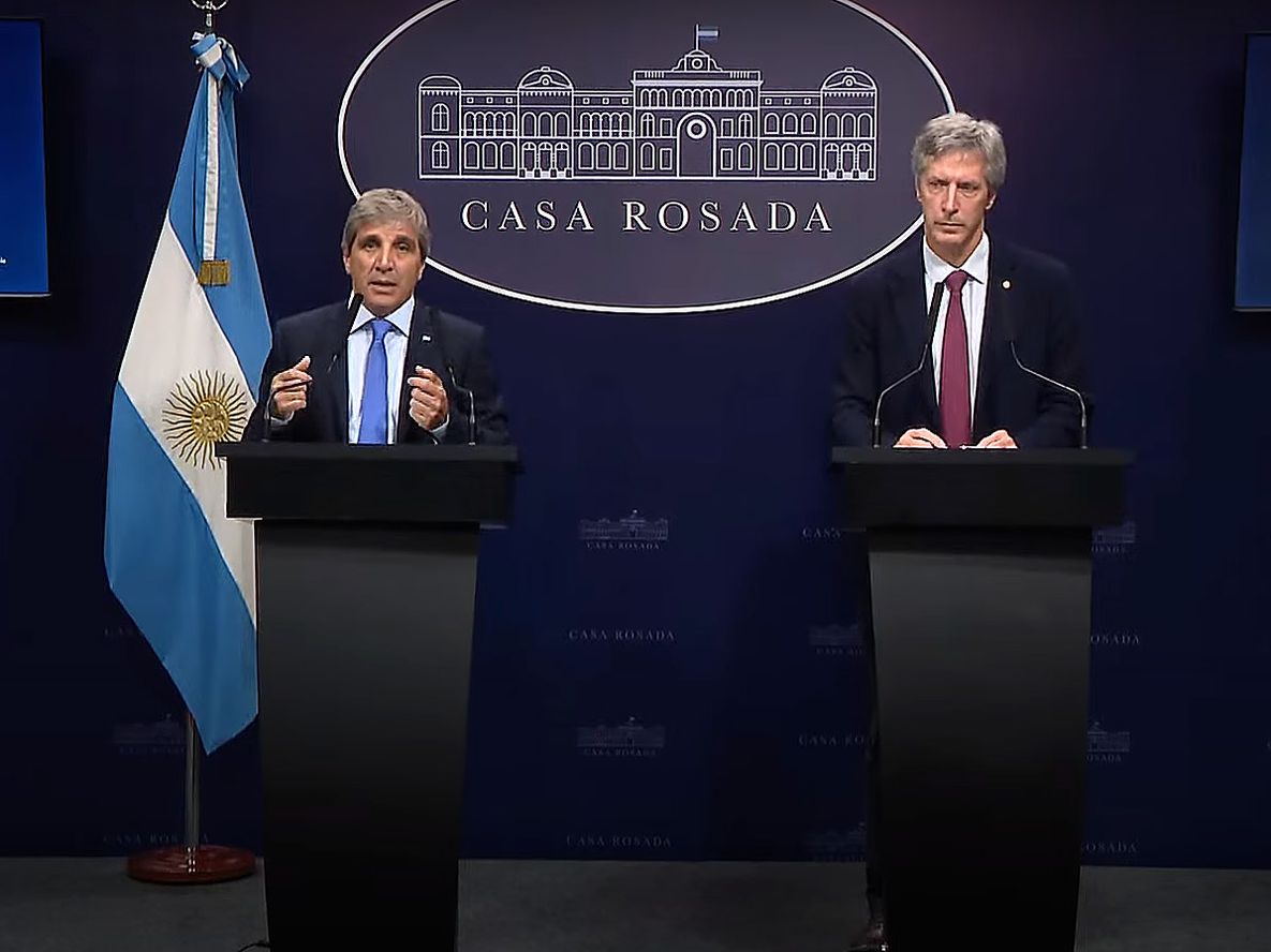 Luis Caputo, ministro de Economía y Santiago Bausili, presidente del Banco Central