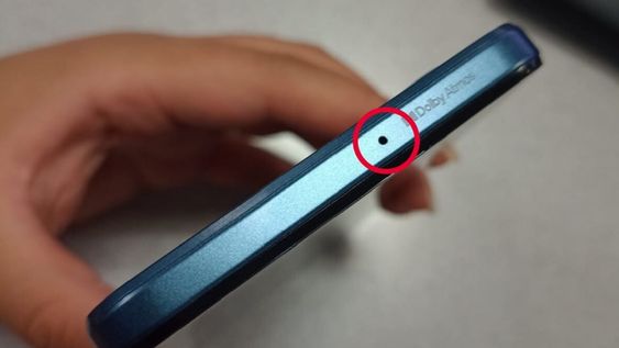 Descubre qué es ese orificio de la parte superior del celular y por qué no deberías dañarlo