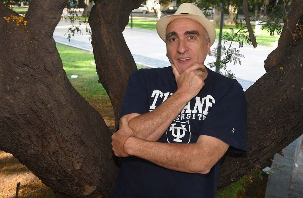 Miguel Rep, dibujante y humorista gráfico, elige contar la vida de Lionel Messi con dibujos, tras la consagración definitiva del rosarino en Qatar.