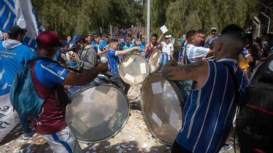Los hinchas volvieron a la cancha y ya se palpita la alegría, las banderas y los cánticos en el Malvinas.Pasado el medio día el Mundialista volvió a abrir las puertas para ser poblado en su 50% de aficionados tombinos, para poder alentar a Godoy Cruz en su partido frente a Newell’s.