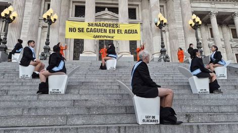 La protesta de Greenpeace en el Congreso contra la reforma en la Ley de Glaciares