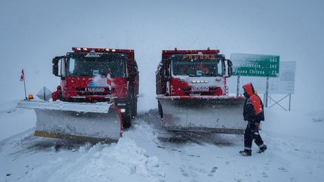 Guardianes del camino: así trabajan los encargados de despejar la nieve en las rutas durante los temporales. Foto: Ignacio Blanco / Los Andes