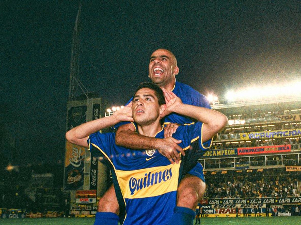 Hoy, se cumplen 20 años del clásico festejo de Riquelme en un clásico ante River con el saludo de Topo Gigio. / Gentileza.