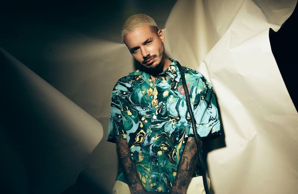 J Balvin tiene la camisa verde. (Universal Music)