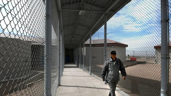 En la Argentina no existe la prisión perpetua, es una ficción semántica. El condenado, pasados los 35 años, puede pedir la libertad condicional. Sería más propio llamarla prisión permanente revisable. / Claudio Gutiérrez