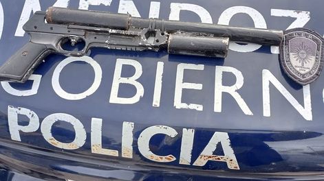 Cayeron tres adolescentes con un sofisticado subfusil “tumbero” en Guaymallén. | Foto: Ministerio de Seguridad y Justicia