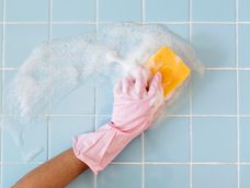 dos gotas en la esponja para lavar el bano y eliminar el olor a humedad: no es jabon ni lavandina