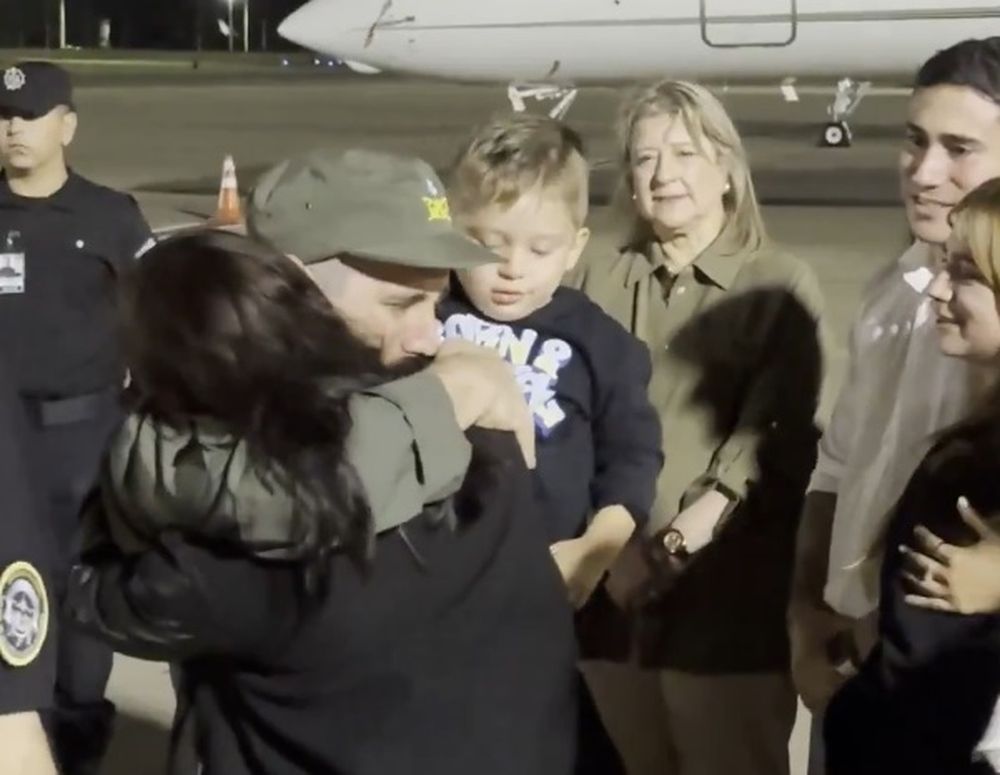 El emotivo reencuentro de Nahuel Gallo con su esposa e hijo tras 448 días de cautiverio