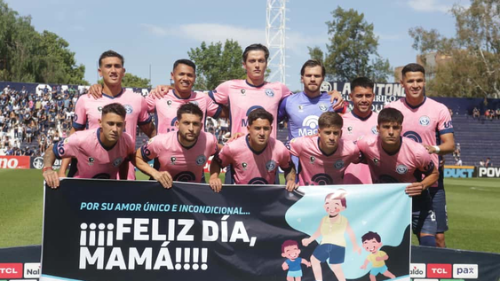 Antes del inicio del partido, el plantel Azul posó con una pancarta especial en homenaje al Día de la Madre, que se celebra mañana. Este gesto fue un emotivo reconocimiento a todas las madres, mostrando el lado sensible de los protagonistas.&nbsp;