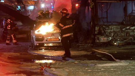 Varias zonas de Tel Aviv quedaron en llamas y destruidas tras el bombardeo de Hamas en respuesta al ataque aéreo israelí.