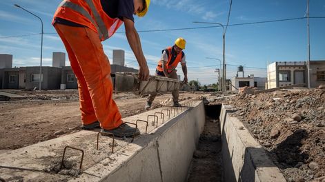Obreros trabajando en el Barrio Cuyoil, del IPV en el departamento de Maipú.Foto: Ignacio Blanco / Los Andes