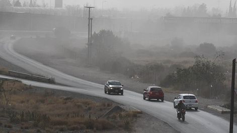 Fuertes ráfagas de viento Zonda por la tarde, en MendozaAcceso Este - Foto: José Gutiérrez / Los Andes