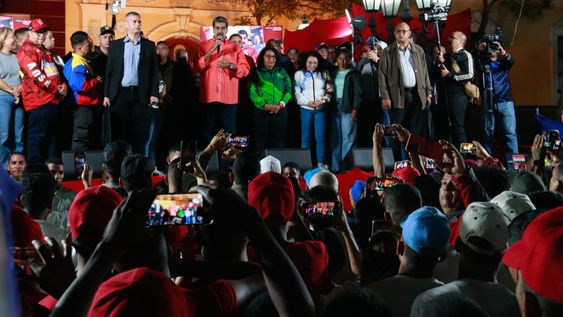 Maduro aseguró que el chavismo está más vigente y más fuerte que nunca, al celebrar la victoria adjudicada por el Consejo Nacional Electoral (CNE) al oficialismo en 23 de 24 regiones del país.&nbsp;