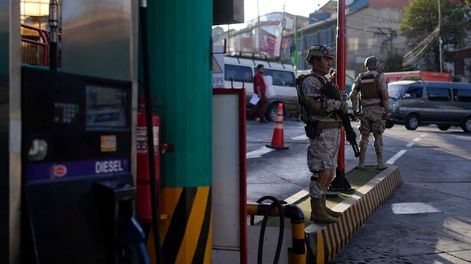 Los Andes | Militares hacen guardia en una gasolinera por disposición del gobierno para supervisar las estaciones de gasolina y evitar que el combustible salga de contrabando, en La Paz, Bolivia, el miércoles 12 de junio de 2024. (AP Foto/Juan Karita)