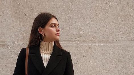 Los Andes | La versatilidad del tapado negro: cómo sumarlo a distintos tipos de looks.