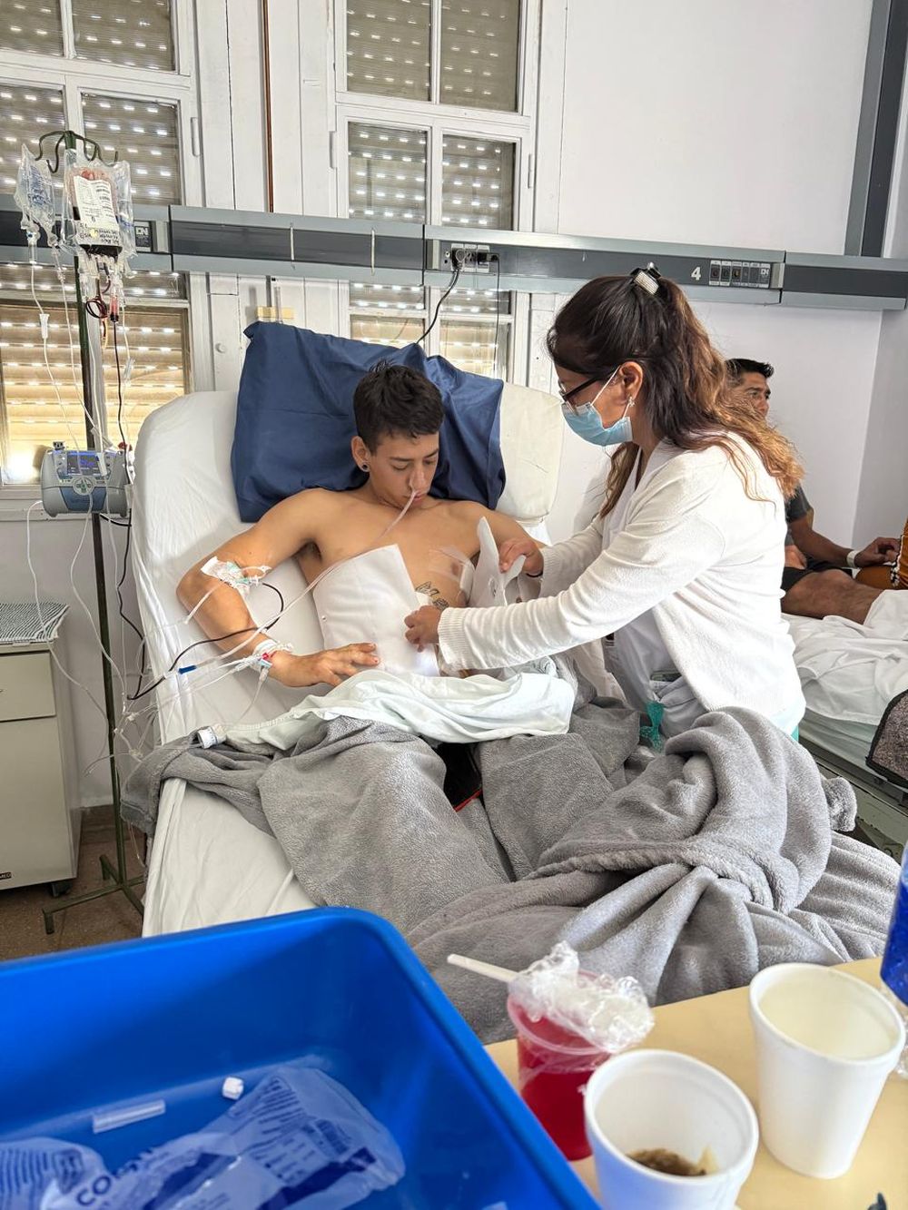 Natanael fue herido en un intento de asalto cuando limpiaba el espacio donde su familia aloja perros callejeros.