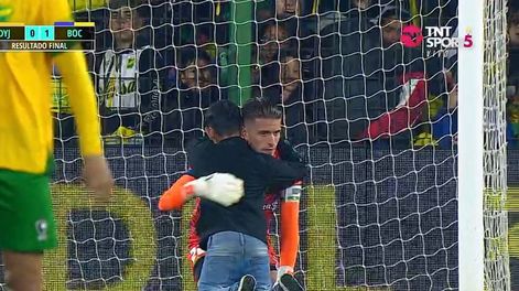 El momento más emotivo: un nene ingresó a la cancha para consolar al arquero de Defensa y Justicia.